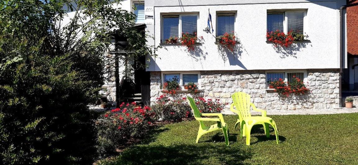 Apartmaji Mojca Pension Križe Buitenkant foto