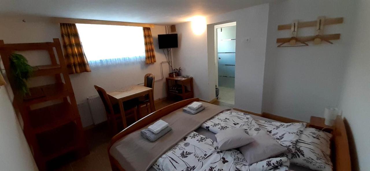 Apartmaji Mojca Pension Križe Buitenkant foto