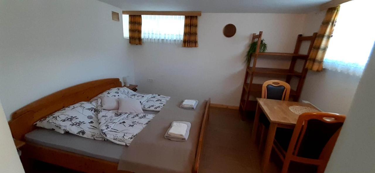 Apartmaji Mojca Pension Križe Buitenkant foto